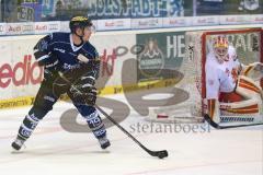 DEL - Eishockey - Playoff - Spiel 3 - ERC Ingolstadt - DEG Düsseldorf - Christoph Gawlik (ERC 19) rechts Torhüter Tyler Beskorowany (DEG 39)