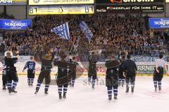 DEL - Eishockey - Playoff - Spiel 5 - ERC Ingolstadt - DEG Düsseldorf - ERC Sieg 6:2 Finaleinzug - Das Team vor den Fans Jubel Tanz