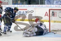 DEL - Eishockey - Finale 2015 - Spiel 2 - ERC Ingolstadt - Adler Mannheim - Jared Ross (ERC 42) überwindet Torwart Dennis Endras (MAN 44) und trifft zum 3:1 Tor Jubel