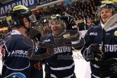 DEL - Eishockey - Playoff - Spiel 5 - ERC Ingolstadt - DEG Düsseldorf - ERC Sieg 6:2 Finaleinzug - Freud Jean-Francois Boucher (ERC 84) mitte links Michel Périard (ERC 6) und recht Martin Davidek (ERC 12)