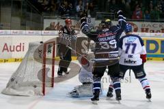 DEL - Play Off - Finale - Spiel 4 ERC Ingolstadt - Adler Mannheim - Thomas Greilinger (#39 ERC Ingolstadt) - Goc Nicolai (#77) - Endras Dennis (#44) - Michel Periard (#6 ERC Ingolstadt) erziehlt den Anschlusstreffer zum 2:3 - Foto: Jürgen Meyer