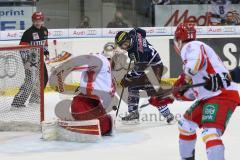DEL - Eishockey - Playoff - Spiel 1 - ERC Ingolstadt - DEG Düsseldorf - Jared Ross (ERC 42) trifft den fliegenden Puck nicht linsk Torhüter Tyler Beskorowany (DEG 39)
