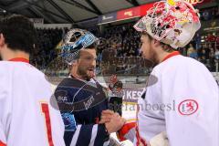 DEL - Eishockey - Playoff - Spiel 5 - ERC Ingolstadt - DEG Düsseldorf - ERC Sieg 6:2 Finaleinzug - Torwart Timo Pielmeier (ERC 51) und Torhüter Tyler Beskorowany (DEG 39) gratulieren sich