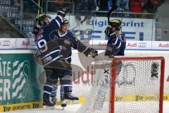 DEL - Eishockey - Finale 2015 - Spiel 6 - ERC Ingolstadt - Adler Mannheim - Christoph Gawlik (ERC 19) im Alleingang, Torwart Dennis Endras (MAN 44) keine Chance, Tor 1:0 Ingolstadt Jubel mit Thomas Greilinger (ERC 39)