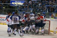 DEL - Eishockey - Finale 2015 - Spiel 6 - ERC Ingolstadt - Adler Mannheim - 1:3 - Mannheim Deutscher Meister 2015 - Feiern vor den Ingolstädter Fans