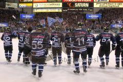 DEL - Eishockey - Playoff - Spiel 5 - ERC Ingolstadt - DEG Düsseldorf - ERC Sieg 6:2 Finaleinzug - Das Team vor den Fans Jubel