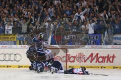 DEL - Eishockey - Playoff - Spiel 5 - ERC Ingolstadt - Iserlohn Roosters - Tor 4:3 durch Jeffrey Szwez (ERC 10) Jubel Sieg Fans Fahnen