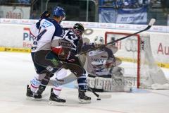 DEL - Eishockey - Finale 2015 - Spiel 2 - ERC Ingolstadt - Adler Mannheim - Alleingang auf das Tor Derek Hahn (ERC 43) links Steve Wagner (MAN 14)