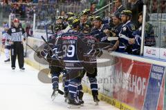 DEL - Play Off - Finale - Spiel 4 ERC Ingolstadt - Adler Mannheim - Abklatschen an der Bande beim Anschlusstreffer zum 2:3 von Michel Periard (#6 ERC Ingolstadt) - Foto: Jürgen Meyer