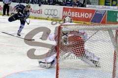 DEL - Playoff - Halbfinale - Spiel 3 - ERC Ingolstadt - DEG - Brandon Buck (#9 ERC Ingolstadt) erziehlte den 1:1 Ausgleichstreffer - Tyler Beskorowany Torwart DEG - Foto: Jürgen Meyer