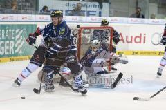 DEL - Eishockey - Finale 2015 - Spiel 6 - ERC Ingolstadt - Adler Mannheim - Christoph Gawlik (ERC 19) umfährt das Tor von Torwart Dennis Endras (MAN 44)