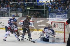 DEL - Eishockey - Finale 2015 - Spiel 2 - ERC Ingolstadt - Adler Mannheim - Derek Hahn (ERC 43) erzielt ein 4:1gegen Torwart Dennis Endras (MAN 44) Jubel Freude