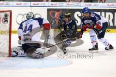 DEL - Eishockey - Finale 2015 - Spiel 2 - ERC Ingolstadt - Adler Mannheim - Christoph Gawlik (ERC 19) knapp am Tor von Torwart Dennis Endras (MAN 44) rechst Steve Wagner (MAN 14)