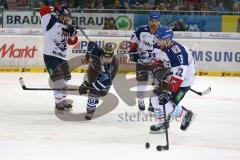 DEL - Eishockey - Finale 2015 - Spiel 6 - ERC Ingolstadt - Adler Mannheim - Brendan Brooks (ERC 49) stürmz nach vorne, rechts Matthias Plachta (MAN 22)