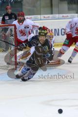 DEL - Eishockey - Playoff - Spiel 1 - ERC Ingolstadt - DEG Düsseldorf - Patrick Hager (ERC 52) verpasst den Puck am Tor von Torhüter Tyler Beskorowany (DEG 39)