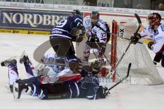 DEL - Playoff - Viertelfinale - 7. Spiel - ERC Ingolstadt - Iserlohn Roosters - Björn Barta (#33 ERC Ingolstadt) - Mathias Lange Torwart Iserlohn - Foto: Jürgen Meyer