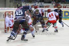 DEL - Eishockey - Playoff - Spiel 1 - ERC Ingolstadt - DEG Düsseldorf - Torhüter Tyler Beskorowany (DEG 39) stoppt den Puck von Mitte John Laliberte (ERC 15)