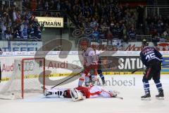 DEL - Eishockey - Playoff - Spiel 3 - ERC Ingolstadt - DEG Düsseldorf - Führungstreffer Tor Jubel durch Dustin Friesen (ERC 14), Torhüter Tyler Beskorowany (DEG 39) am Boden, Jubel mit John Laliberte (ERC 15)