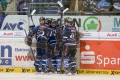 DEL - Eishockey - Finale 2015 - Spiel 2 - ERC Ingolstadt - Adler Mannheim - Jared Ross (ERC 42) überwindet Torwart Dennis Endras (MAN 44) und trifft zum 3:1 Tor Jubel