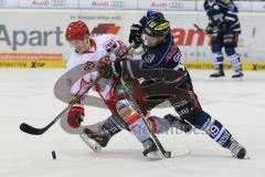 DEL - Eishockey - Playoff - Spiel 3 - ERC Ingolstadt - DEG Düsseldorf - Zweikampf umd den Puck links Alexander Preibisch (DEG 29) und Christoph Gawlik (ERC 19)