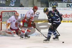 DEL - Eishockey - Playoff - Spiel 3 - ERC Ingolstadt - DEG Düsseldorf - Petr Taticek (ERC 17) scheitert an Torhüter Tyler Beskorowany (DEG 39)