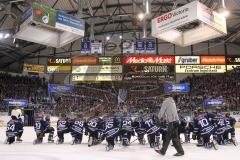 DEL - Eishockey - Playoff - Spiel 5 - ERC Ingolstadt - DEG Düsseldorf - ERC Sieg 6:2 Finaleinzug - Das Team vor den Fans Jubel