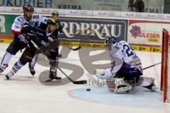 DEL - Playoff - Viertelfinale - 7. Spiel - ERC Ingolstadt - Iserlohn Roosters - Björn Barta (#33 ERC Ingolstadt) - Mathias Lange Torwart Iserlohn - Foto: Jürgen Meyer