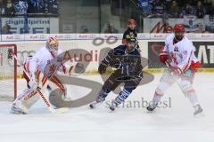DEL - Eishockey - Playoff - Spiel 1 - ERC Ingolstadt - DEG Düsseldorf - mitte John Laliberte (ERC 15) kommt zu spät, links Torhüter Tyler Beskorowany (DEG 39)