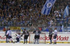 DEL - Eishockey - PlayOff - ERC Ingolstadt - Iserlohn Roosters - 1. Spiel - am Tor von Torwart Timo Pielmeier (ERC 51) Fans Fahnen