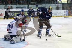 DEL - Eishockey - Finale 2015 - Spiel 6 - ERC Ingolstadt - Adler Mannheim - Jeffrey Szwez (ERC 10) knapp am Tor Torwart Dennis Endras (MAN 44)