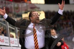 DEL - Eishockey - Playoff - Spiel 3 - ERC Ingolstadt - DEG Düsseldorf - Trainer Düsseldorf schreit Christof Kreutzer