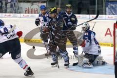 DEL - Eishockey - Finale 2015 - Spiel 2 - ERC Ingolstadt - Adler Mannheim - Jeffrey Szwez (ERC 10) vor Torwart Dennis Endras (MAN 44)