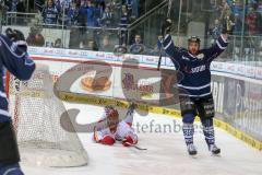 DEL - Eishockey - Playoff - Spiel 5 - ERC Ingolstadt - DEG Düsseldorf - Tor Jubel durch Thomas Greilinger (ERC 39) 4:1 mit links Petr Taticek (ERC 17), Travis Turnbull (DEG 71) am Boden