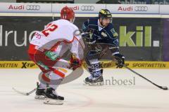 DEL - Eishockey - Playoff - Spiel 3 - ERC Ingolstadt - DEG Düsseldorf - links Corey Mapes (DEG 22) und rechts Jared Ross (ERC 42)