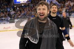 DEL - Eishockey - Playoff - Spiel 5 - ERC Ingolstadt - DEG Düsseldorf - ERC Sieg 6:2 Finaleinzug - Das Team vor den Fans Jubel Tanz Michel Périard (ERC 6)