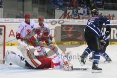 DEL - Eishockey - Playoff - Spiel 3 - ERC Ingolstadt - DEG Düsseldorf - Führungstreffer Tor Jubel durch Dustin Friesen (ERC 14), Torhüter Tyler Beskorowany (DEG 39) am Boden, Jubel mit John Laliberte (ERC 15)