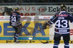 DEL - Eishockey - Playoff - Spiel 3 - ERC Ingolstadt - DEG Düsseldorf - Führungstreffer Tor Jubel durch Dustin Friesen (ERC 14), Jubel mit Derek Hahn (ERC 43)