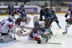 DEL - Eishockey - Finale 2015 - Spiel 6 - ERC Ingolstadt - Adler Mannheim - Jeffrey Szwez (ERC 10) knapp am Tor Torwart Dennis Endras (MAN 44), Sinan Akdag (MAN 7) fängt den Ball am Boden