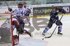 DEL - Eishockey - Playoff - Spiel 5 - ERC Ingolstadt - Iserlohn Roosters - rechts Benedikt Kohl (ERC 34) knapp am Tor von Torwart Dshunussow Daniar (Iserlohn 30)