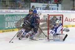 DEL - Eishockey - Finale 2015 - Spiel 6 - ERC Ingolstadt - Adler Mannheim - Christoph Gawlik (ERC 19) umfährt das Tor von Torwart Dennis Endras (MAN 44)