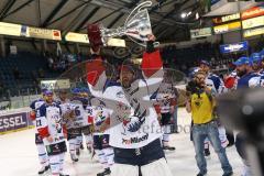 DEL - Eishockey - Finale 2015 - Spiel 6 - ERC Ingolstadt - Adler Mannheim - 1:3 - Mannheim Deutscher Meister 2015 - Torwart Dennis Endras (MAN 44) Pokal