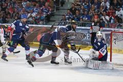 DEL - Eishockey - Finale 2015 - Spiel 5 - Adler Mannheim - ERC Ingolstadt - John Laliberte (ERC 15)  lauert vor dem Tor von Torwart Dennis Endras (MAN 44)