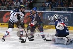 DEL - Eishockey - Finale 2015 - Spiel 5 - Adler Mannheim - ERC Ingolstadt - Petr Taticek (ERC 17) scheitert an Torwart Dennis Endras (MAN 44)