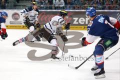 DEL - Eishockey - Finale 2015 - Spiel 5 - Adler Mannheim - ERC Ingolstadt - Patrick Hager (ERC 52) zieht ab, vorbei