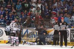 DEL - Eishockey - Finale 2015 - Spiel 5 - Adler Mannheim - ERC Ingolstadt - Benedikt Schopper (ERC 11) liegt am Boden, Betreuer fordern Halskrause