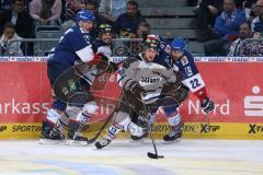 DEL - Eishockey - Finale 2015 - Spiel 5 - Adler Mannheim - ERC Ingolstadt - Brandon Buck (ERC 9)  zieht los auf das Tor