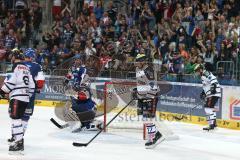 DEL - Eishockey - Finale 2015 - Spiel 5 - Adler Mannheim - ERC Ingolstadt - Spiel ist aus Niederlage für Ingolstadt 3:2, die Panther fahren vom Eis, Köpfe hängen, Brandon Buck (ERC 9) Petr Taticek (ERC 17) Thomas Greilinger (ERC 39)