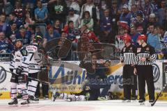 DEL - Eishockey - Finale 2015 - Spiel 5 - Adler Mannheim - ERC Ingolstadt - Benedikt Schopper (ERC 11) liegt am Boden, Betreuer fordern Halskrause