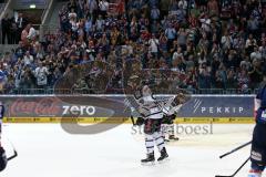 DEL - Eishockey - Finale 2015 - Spiel 5 - Adler Mannheim - ERC Ingolstadt - Spiel ist aus Niederlage für Ingolstadt 3:2, die Panther fahren vom Eis, Köpfe hängen, Brandon Buck (ERC 9) hinten Brendan Brooks (ERC 49)