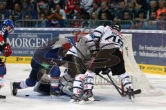 DEL - Eishockey - Finale 2015 - Spiel 5 - Adler Mannheim - ERC Ingolstadt - Getümmel am Mannheimer Tor Brendan Brooks (ERC 49)